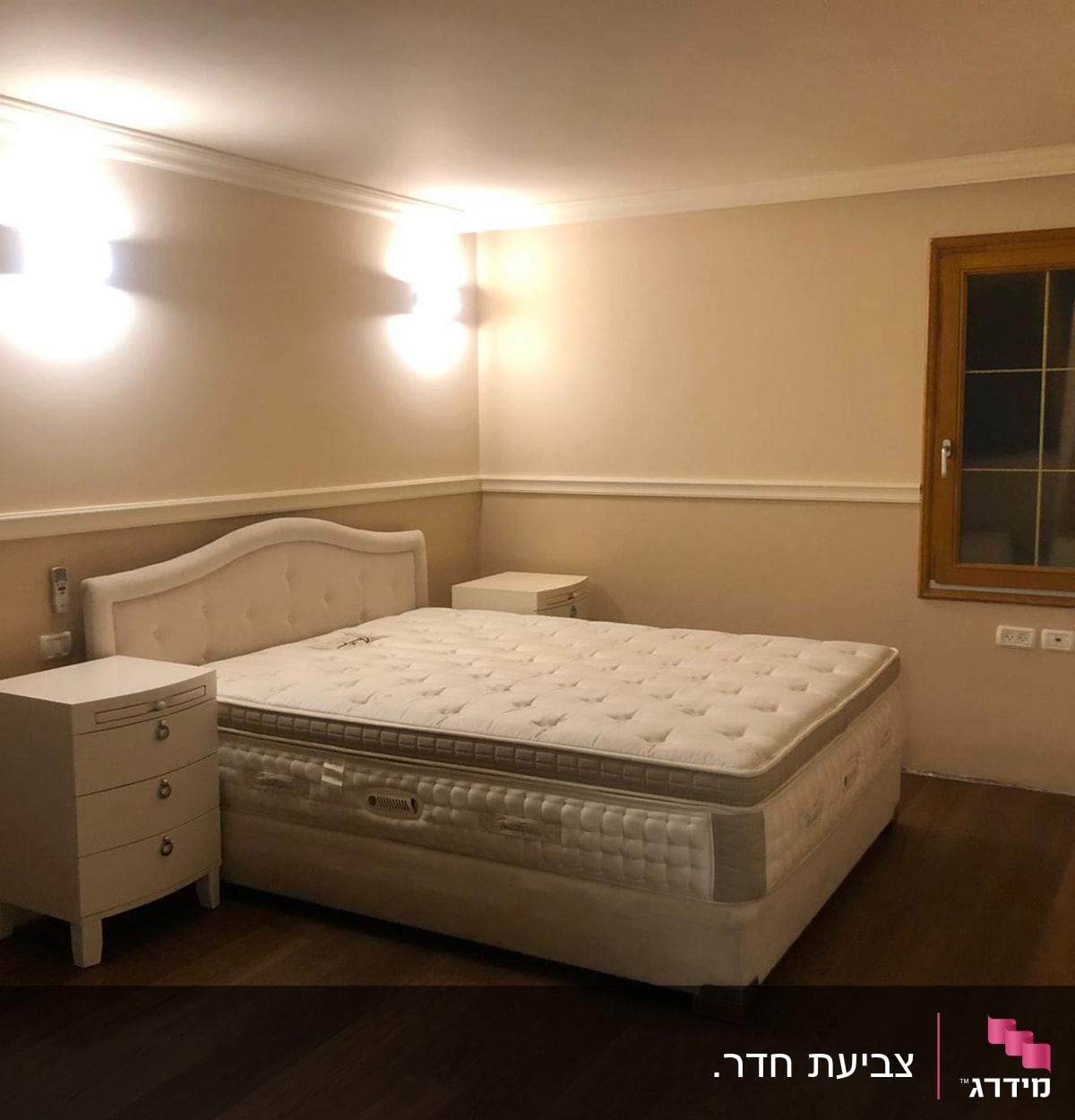 קירות צבועים בגוון בז